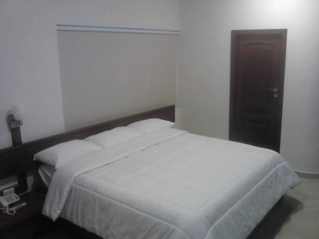 Monte Salerno Hotel & Suites Montemorelos Eksteriør bilde