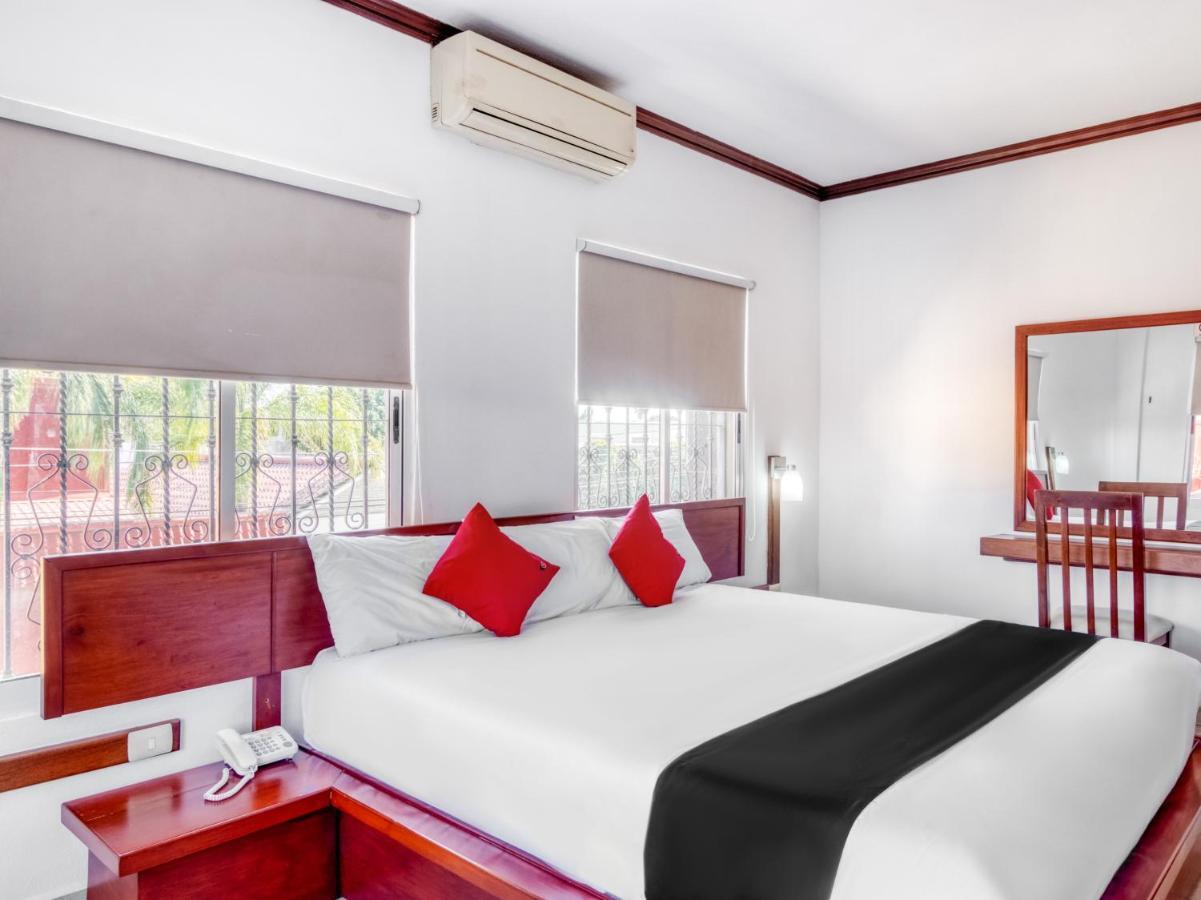 Monte Salerno Hotel & Suites Montemorelos Eksteriør bilde